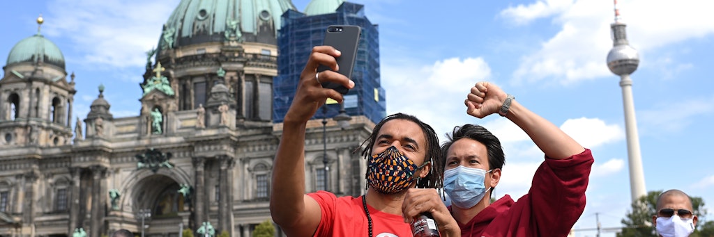 John Magiriba Lwanga (l) und Chino con Estilo von der Band Culcha Candela nehmen an der Demonstration unter dem Motto "Existenzkrise in der Veranstaltungswirtschaft" des Bündnisses #AlarmstufeRot teil. 