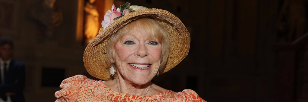 Elke Sommer bei der Verleihung des Bayerischen Verdienstordens im Jahr 2019, wo sie ausgezeichnet wurde. 