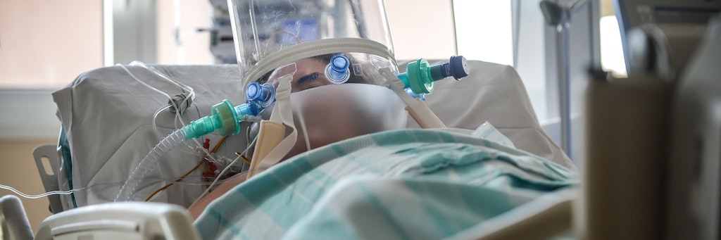 Ein Corona-Patient liegt auf einer Intensivstation.