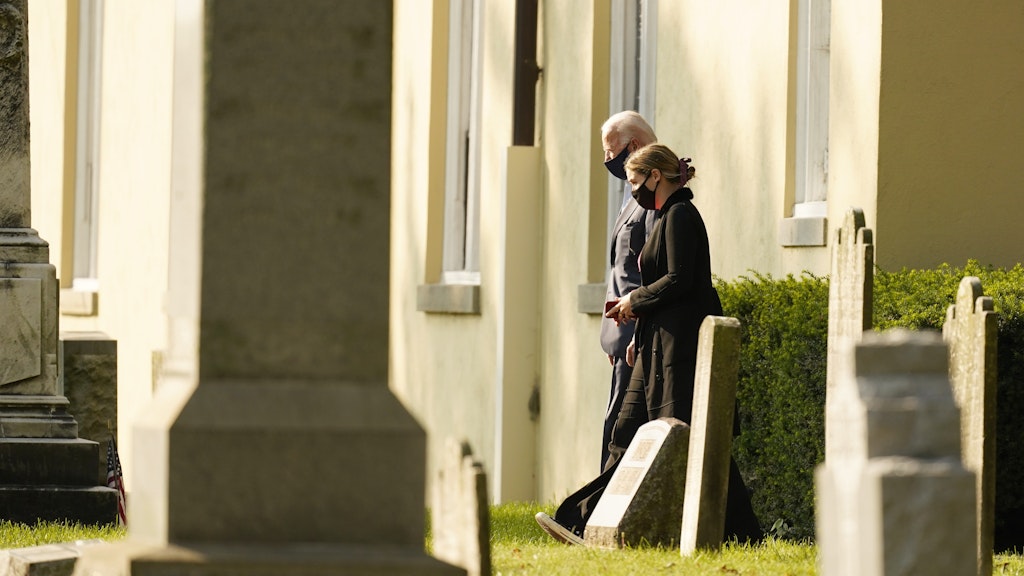 Joe Biden mit seiner Enkelin auf dem Friedhof in Wilmington. 