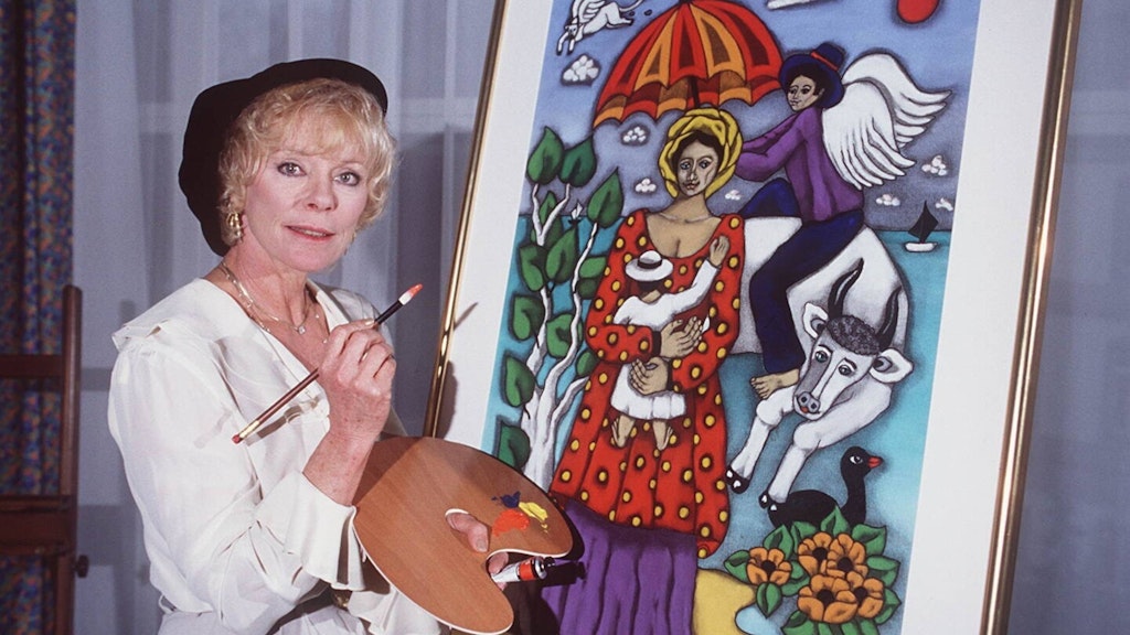Mit Pinsel und Farbe sehr geschickt: Elke Sommer vor einem ihrer farbenfrohen Gemälde.