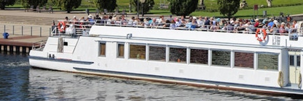 Ein Ausflugsschiff im Potsdamer Hafen (Archiv)