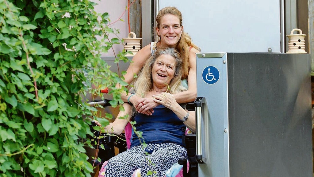 Claudia Carus mit ihrer schwerkranken Mutter in ihrem Garten in Treptow-Köpenick, wo sie aufwuchs.