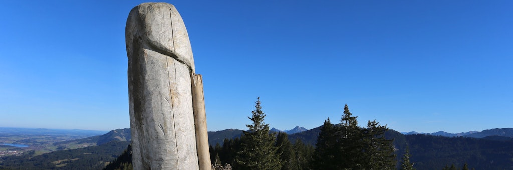 Die zwei Meter hohe Penis-Skulptur aus Holz auf dem Grat des Grünten. Etwa vier Jahre lang stand das „Kulturdenkmal“ auf dem Berg. Nun ist der Holzpenis spurlos verschwunden. 