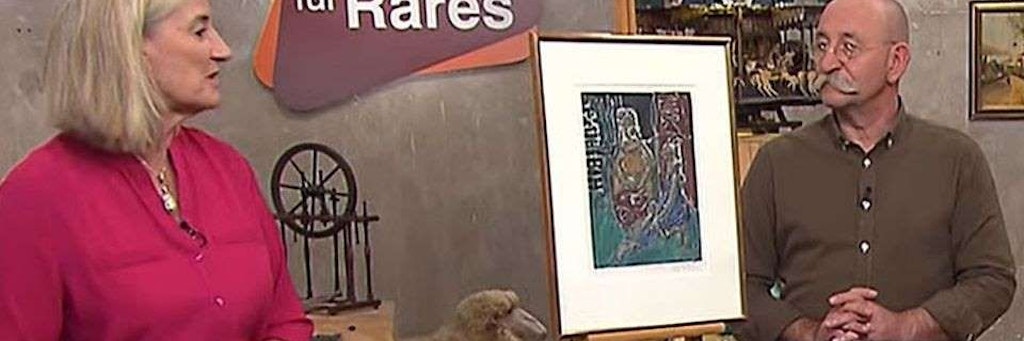 „Bares für Rares“-Expertin Friederike Werner erklärt Moderator Horst Lichter und Besitzer Hermanns das Druckverfahren der afrikanischen Grafik.