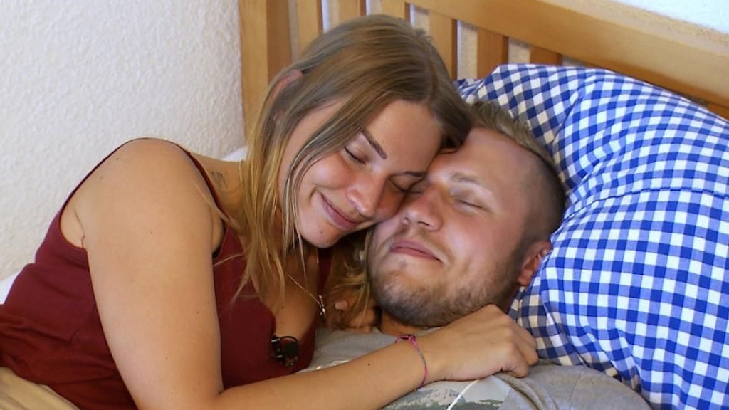 Schon ziemlich innig bei „Bauer sucht Frau“: Jungbauer Patrick (24) und seine Julia.