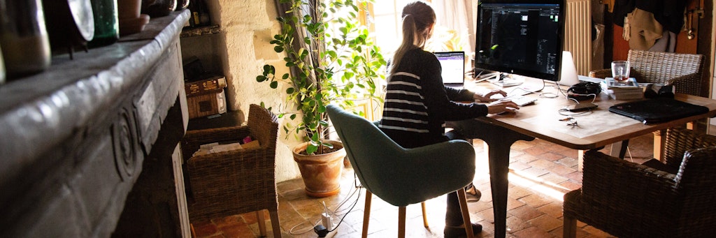Ist ja ganz nett, zu Hause zu arbeiten – man bezahlt es aber mit höheren Heizkosten, mehr Abwasch und wie hier wahrscheinlich mit Rückenschmerzen, weil der Stuhl nicht passt. 