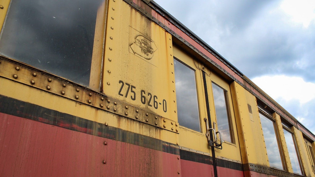 Das BVG-Logo ist verblichen, die Lackierung gealtert: An dem alten Stadtbahner nagt der Zahn der Zeit.