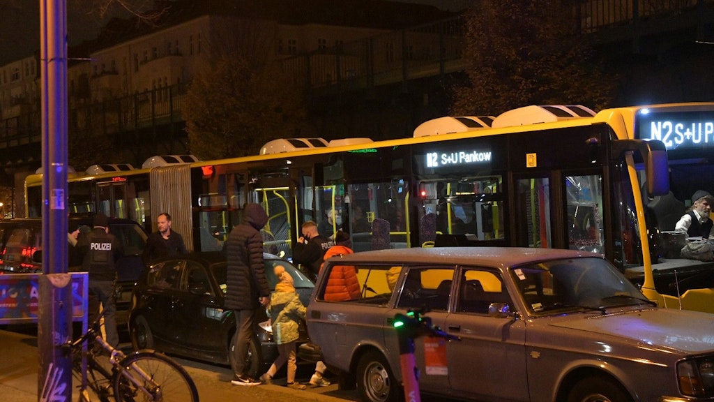 Die Mieter konnten während der Löscharbeiten in einem Bus warten.