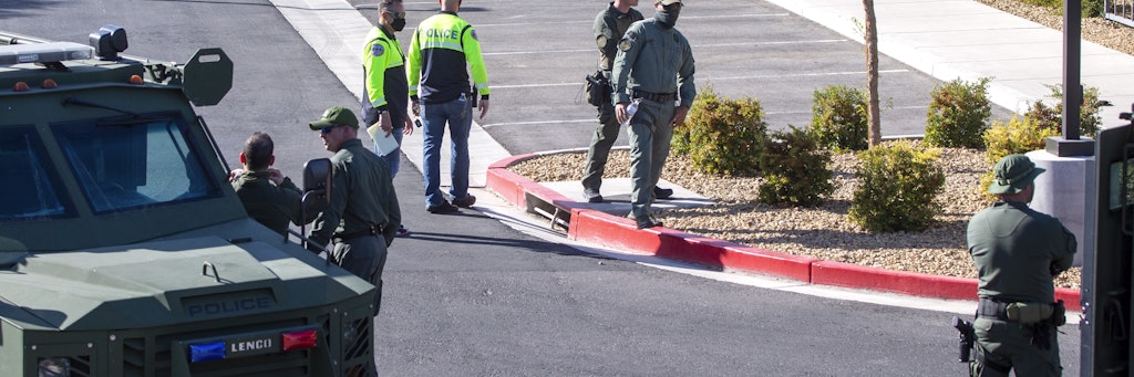 Polizeibeamte aus Henderson stehen in einem Wohnkomplex in Henderson, wo Schüsse gefallen waren. Vier Menschen starben, darunter ein möglicher Verdächtiger. 