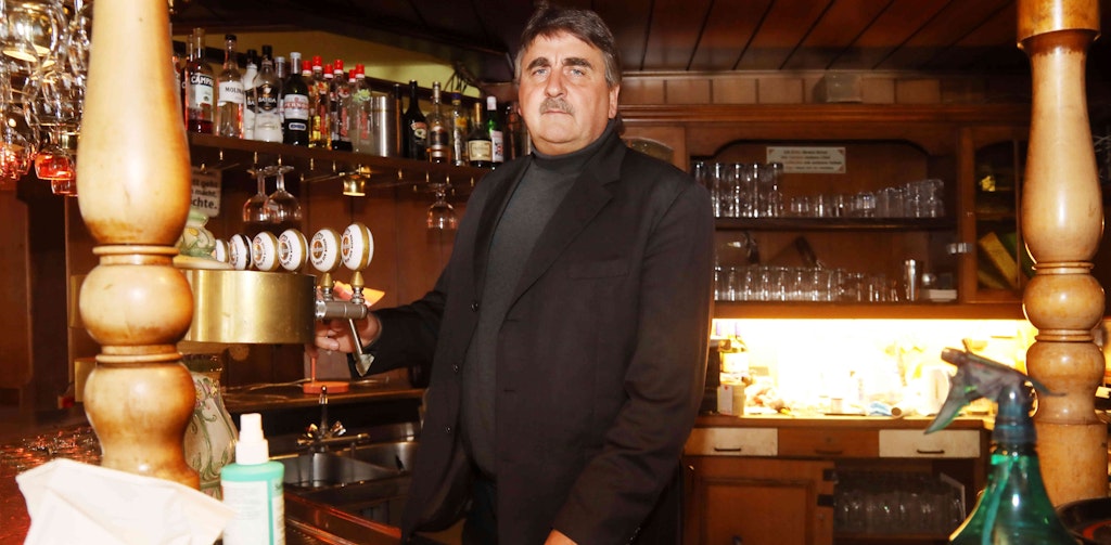 Norbert Raeder steht an dem leeren Tresen seiner Event-Kneipe, die seit acht Monaten geschlossen hat.