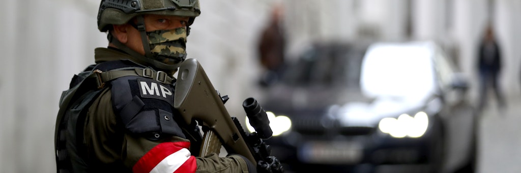 Ein bewaffneter Beamter der österreichischen Militärpolizei bewacht den Tatort nach dem Terroranschlag am 2. Novemeber nahe der Synagoge im Wiener Stadtzentrum. 
