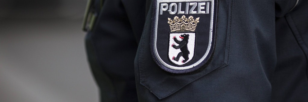 Berliner Beamte beschlagnahmten zahlreiche Datenträger wie Computer und Telefone sowie Drogen, eine Waffe und ein Messer.