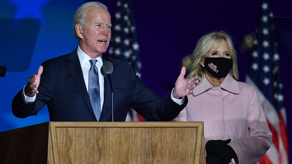 Herausforderer Joe Biden mit seiner Frau Jill Biden bei einer Ansprache um 0.46 Uhr.