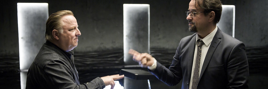 Prof. Karl-Friedrich Boerne (Jan Josef Liefers, rechts) spielt Schnick, Schnack, Schnuck mit dem Mann, der Kommissar Thiel (Axel Prahl, links) so ähnlich sieht.<br>