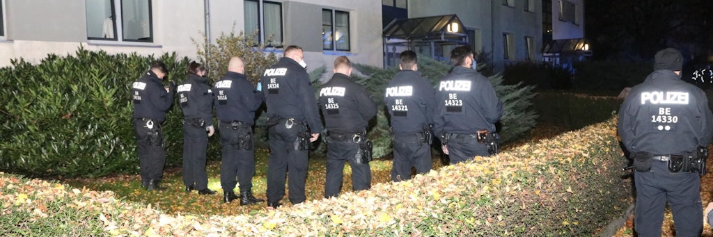 Polizisten suchen an der Köpenicker Landstraße nach der Tatwaffe.