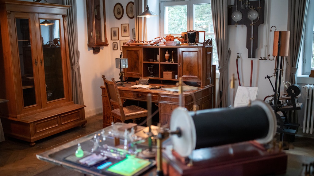 Das Entdeckungslabor mit dem Schreibtisch des Physikers Wilhelm Conrad Röntgen in der der Röntgen-Gedächtnisstätte in Würzburg.
