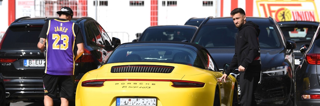 Max Kruse (l.) ist gern mal mit einem flotten Auto unterwegs.