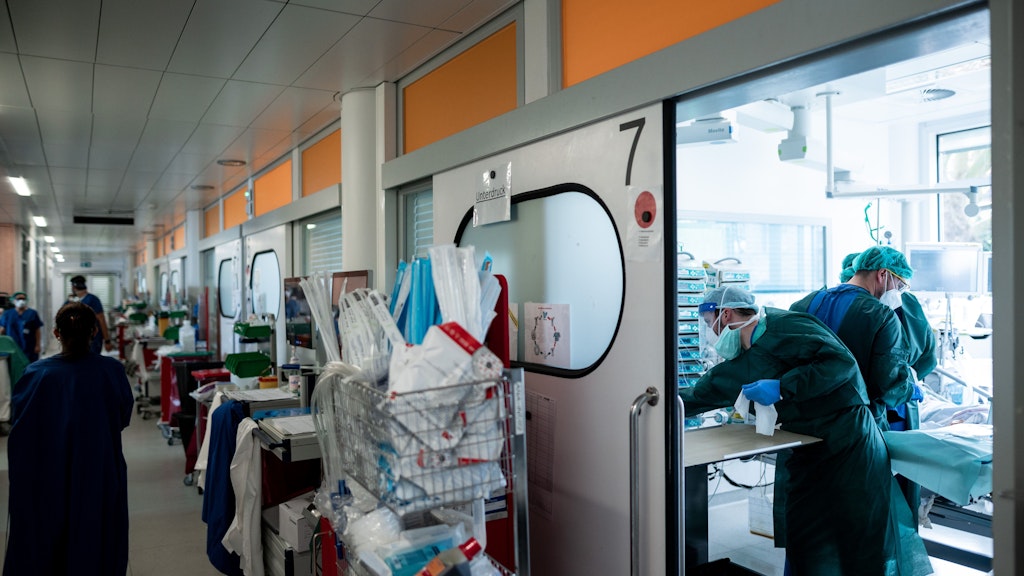 Patienten mit Corona-Infektion werden auf einer Intensivstation betreut. 