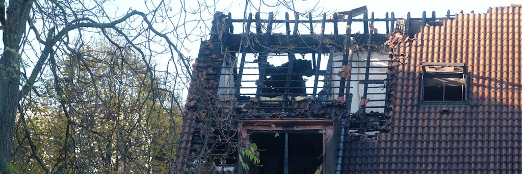 Das von einem Brand zerstörte Dachgeschoss eines Mehrfamilienhauses in Leipzig. 