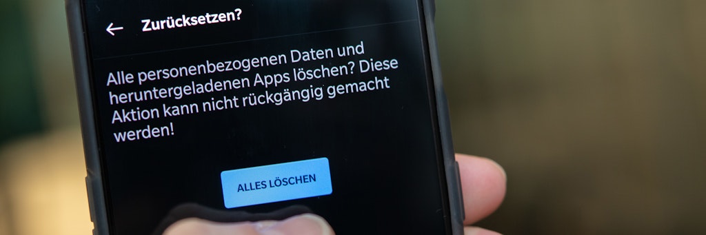 Bei verschlüsselten Smartphhones reicht schon ein einfaches Zurücksetzen auf die Werkseinstellungen, um alle Daten sicher zu löschen. 