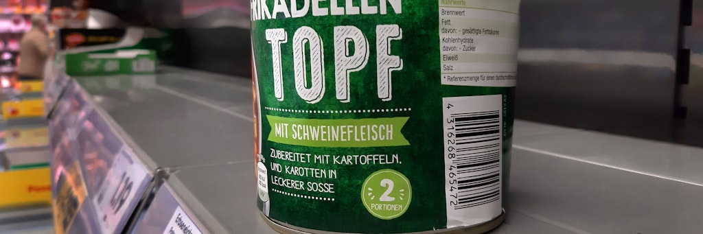 Eine verbeulte Konservendose gibt es noch in diesem Supermarktregal, ansonsten haben pünktlich zum neuen Lockdown Hamster wieder alles weggeschnappt.