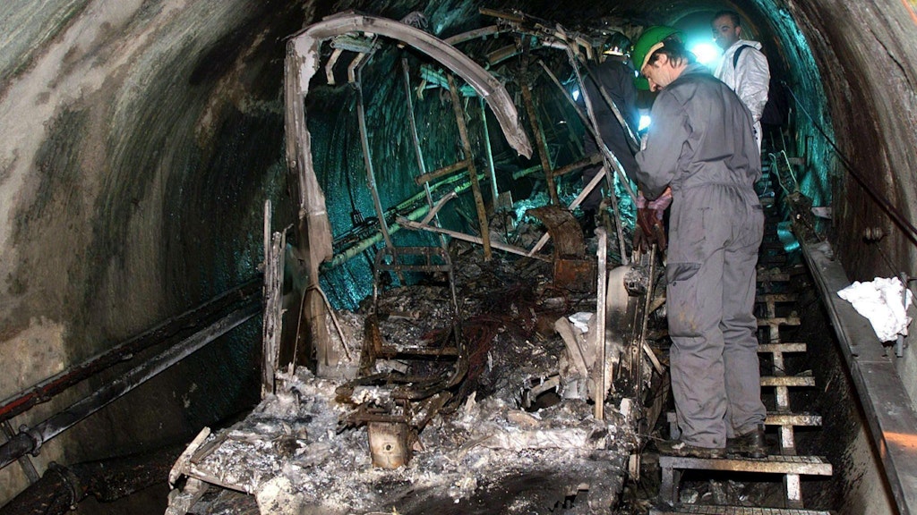 Bergungsarbeiter bei der Inspektion von Überresten der verbrannten Tunnel-Gletscherbahn am Kitzsteinhorn bei Kaprun am 16. November 2000. 
