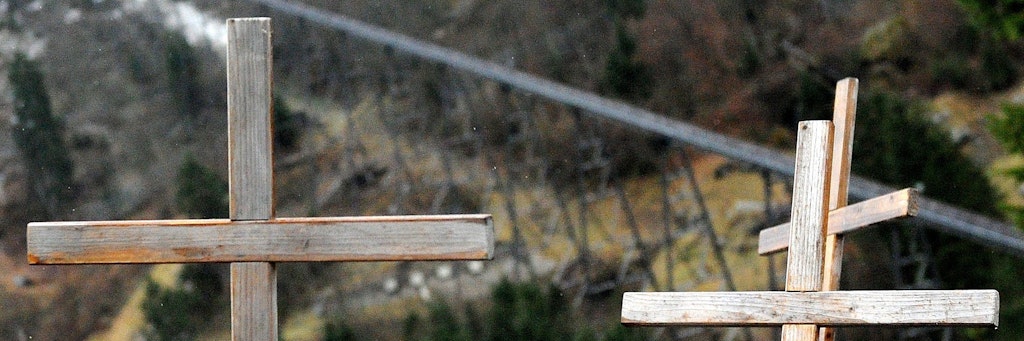 Holzkreuze sind während der Gedenkfeier zum 10. Jahrestag der Kapruner Katastrophe im Jahr 2010 in der Gedenkstätte zu sehen. 