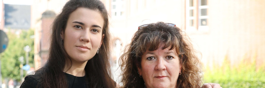 Mutter Ilka und Tochter Jessica vor der Charité, wo Oliver Ritter an Covid-19 verstarb.