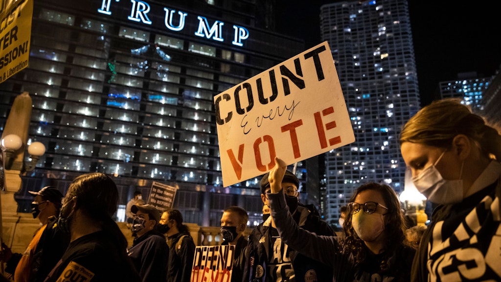 Demonstranten vor dem Trump-Hotel in Chicago fordern die Auszählung aller Stimmen im Rahmen der Präsidentschaftswahl.
