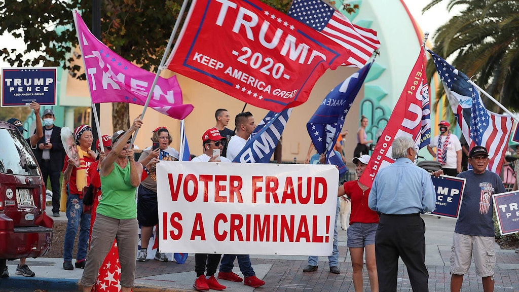 Trump-Fans protestieren gegen angeblichen Wahlbetrug, der Präsident gießt mit seinen Tiraden weiter Öl ins Feuer.
