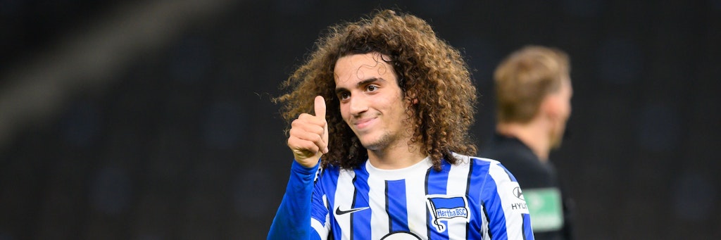 Daumen hoch für den Sieg: Arsenal-Leihgabe Matteo Guendouzi (21) soll in Augsburg für mehr Sicherheit und Schwung sorgen.