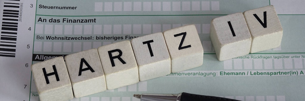 16.06.2016, Finanzamtsformular und Hartz 4, Hartz 4, arbeitslos, Arbeitslosengeld, ALG 2, Formular, Finanzamt, Einkommensteuererklärung, Steuererklärung, Kugelschreiber, Kuli