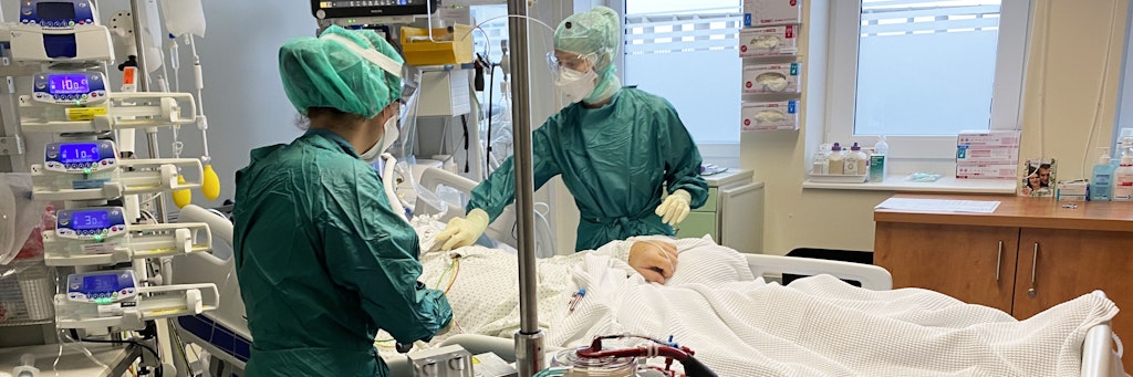 Corona-Pandemie: Blick in ein Krankenzimmer auf einer Intensivstation (Symbolbild).
