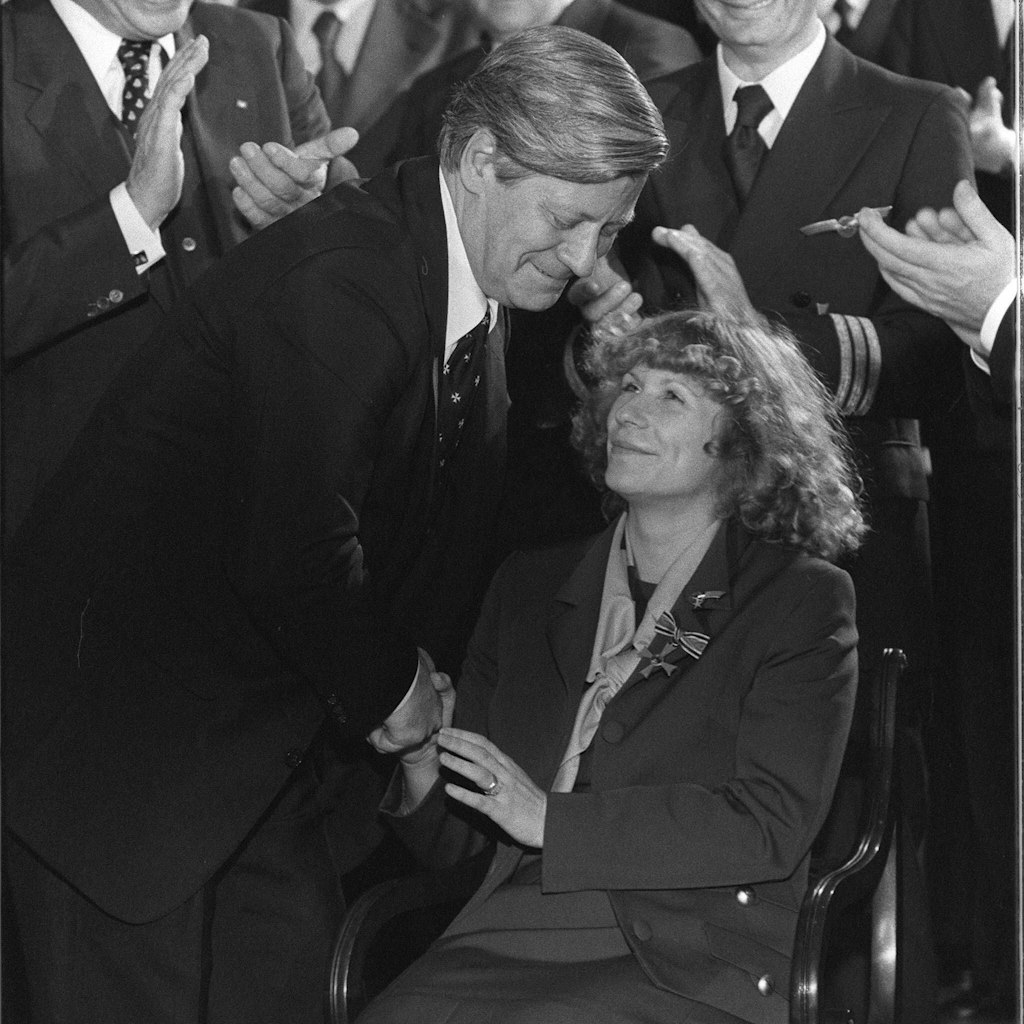 Der damalige Kanzler Helmut Schmidt zeichnet Stewardess Gabriele von Lutzau mit dem Bundesverdienstkreuz aus.