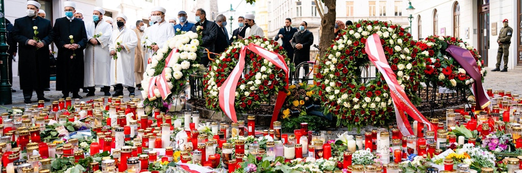 Blumen und Kerzen in der Nähe des Tatorts des Anschlages in Wien.