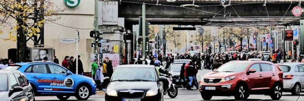 Mit einer neuen Umgehungsstraße durch den Wald neben dem Stadion An der Alten Försterei soll die Bahnhofstraße in Berlin-Köpenick entlastet werden.