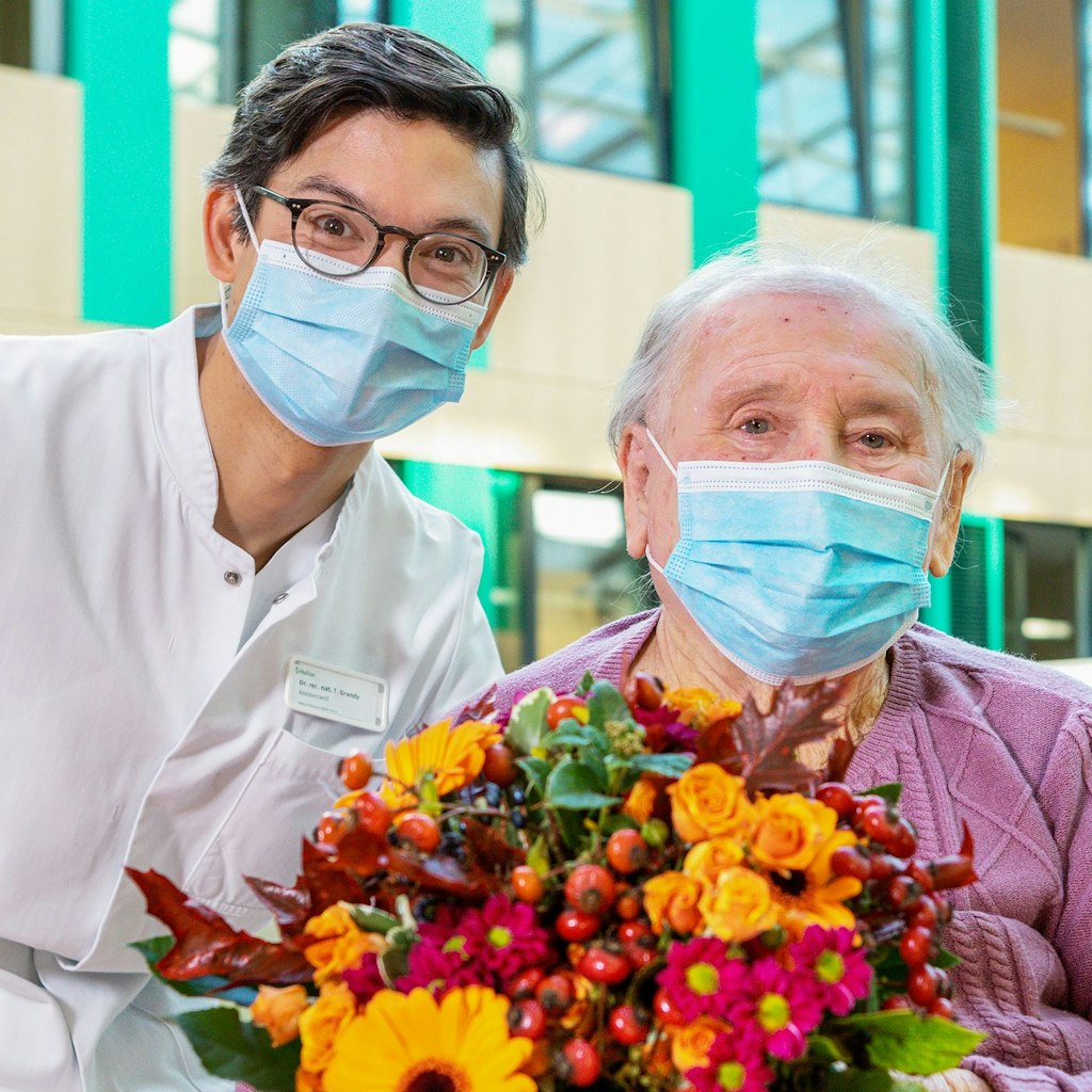 Arzt Thomas Grandy mit Patientin Else Troche: Zum Abschied gibt es einen Blumenstrauß.