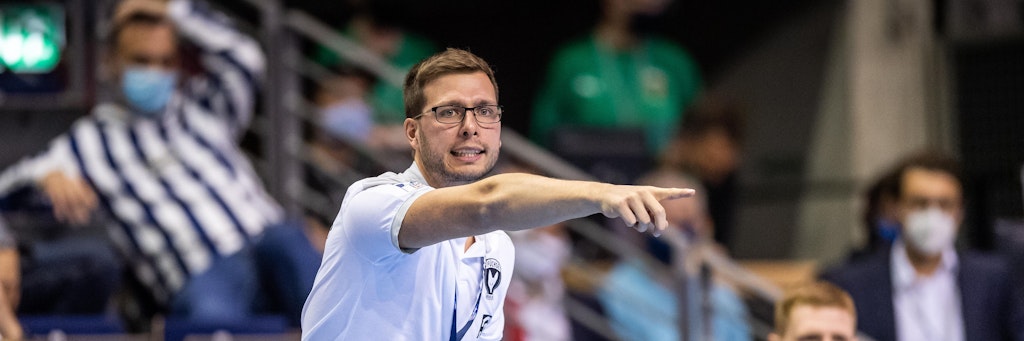 Füchse-Trainer Jaron Siewert zeigt an, wo er langgehen soll.