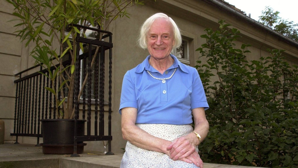 Charlotte von Mahlsdorf vor ihrem Haus in Berlin-Mahlsdorf.