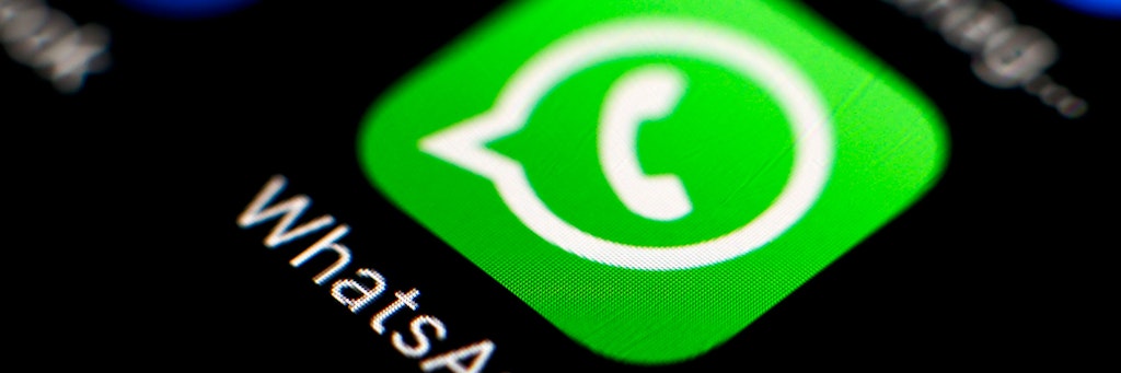Das Icon des Messengerdienstes WhatsApp und der Online-Plattform Facebook sind auf einem Smartphone zu sehen. 