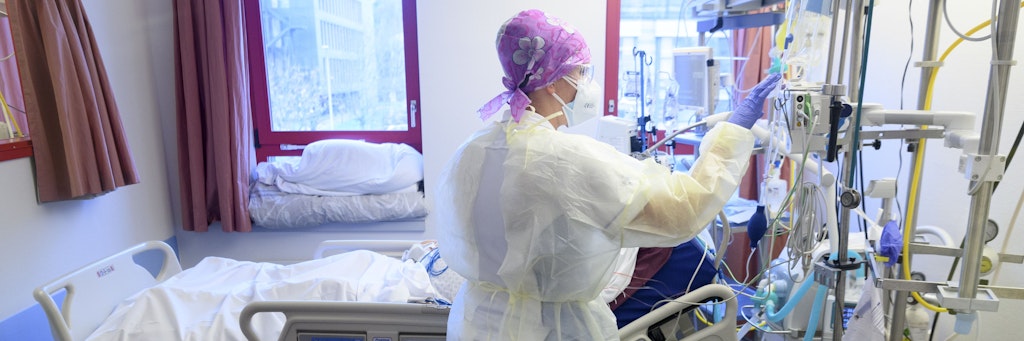 Blick in ein Krankenzimmer auf einer Corona-Intensivstation (Symboldbild).