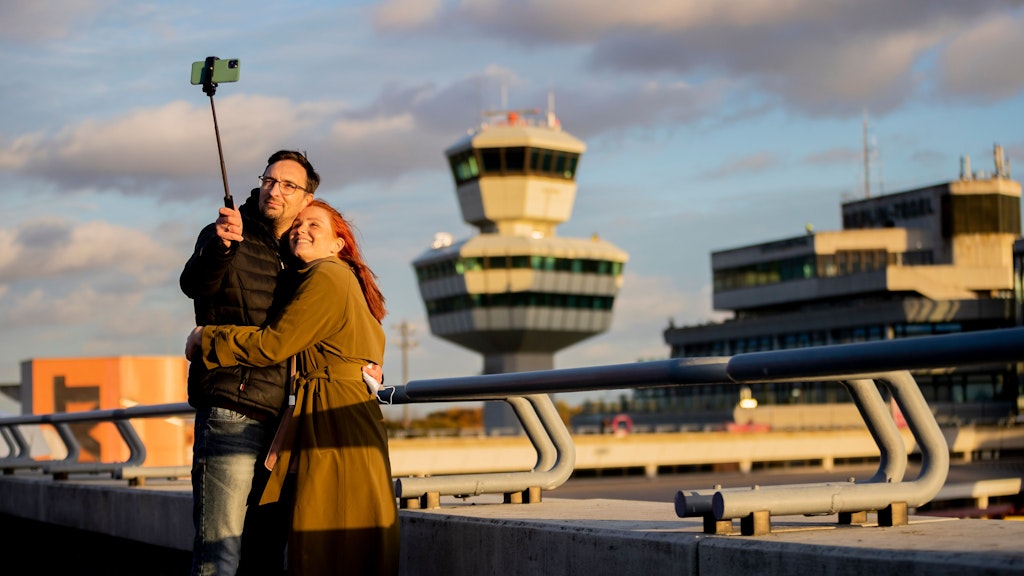 Zum Abschied machen Sarah und Ronny ein Foto auf der Besucherterrasse. 