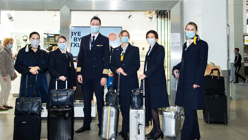 Die Lufthansa-Crew auf dem Weg nach München. In der Mitte Flugkapitän Robert Balogh.