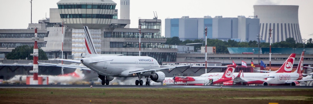 Der Flughafen Tegel. Damals standen hier, außer der Air France-Maschine, noch Flugzeuge der ehemaligen Berliner Fluggesellschaft Air Berlin auf dem Rollfeld. 