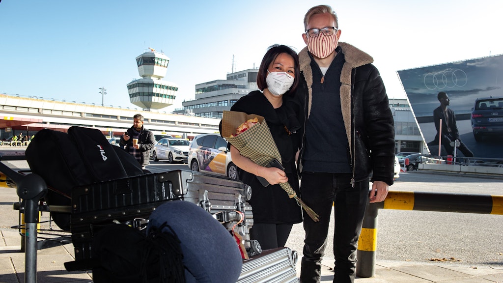 Wiedersehen nach zehn Monaten: Maximilian Renger konnte Freundin Yingzhi (29) aus China am Flughafen-Tegel endlich wieder in die Arme schließen. Sie waren solange wegen der Corona-Krise getrennt. 