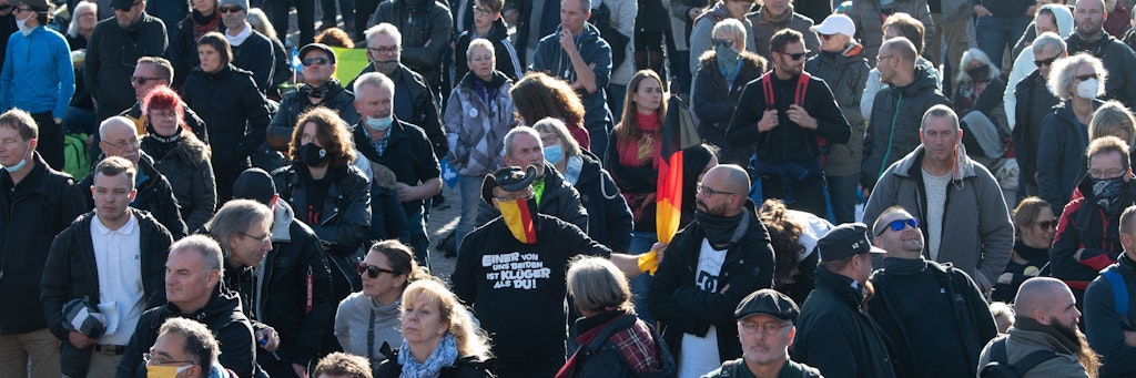  Tausende Teilnehmer der Demonstration der Stuttgarter Initiative „Querdenken“ stehen ohne Abstand in der Leipziger Innenstadt.