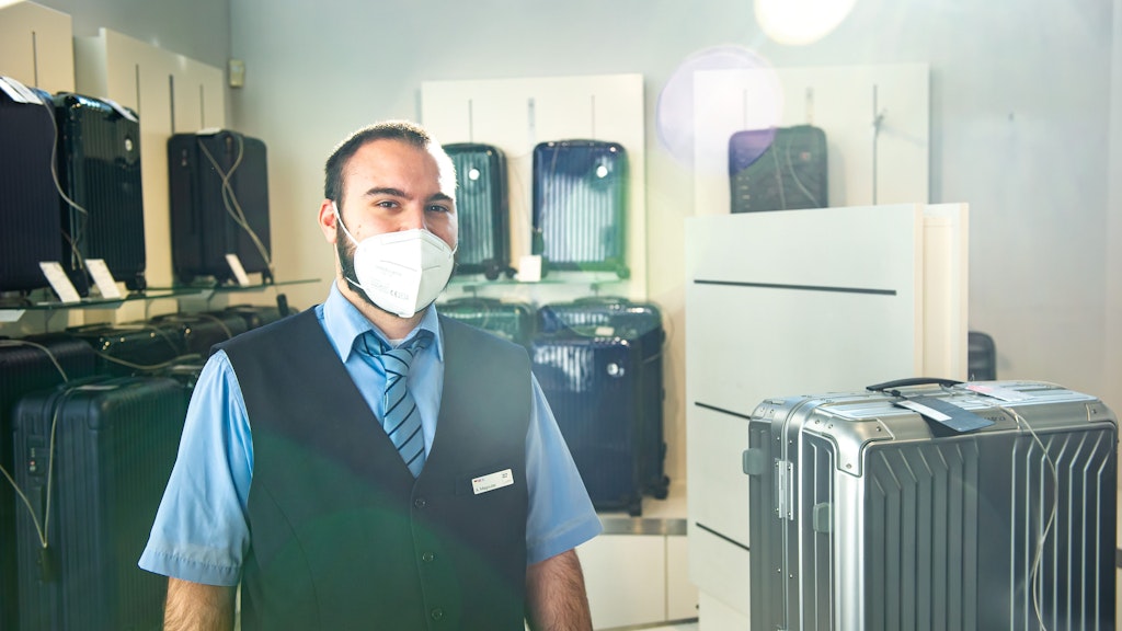Antonius Magoulas machte noch ein gutes Geschäft: Viele Besucher kauften die letzten Koffer in seinem Geschäft im Terminal A.