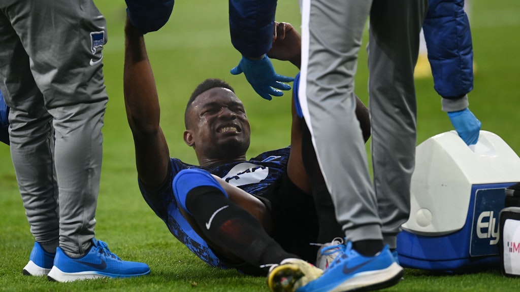 Jhon Cordoba verletzte sich schwer am linken Knöchel und fällt jetzt mindestens bis Weihnachten aus.