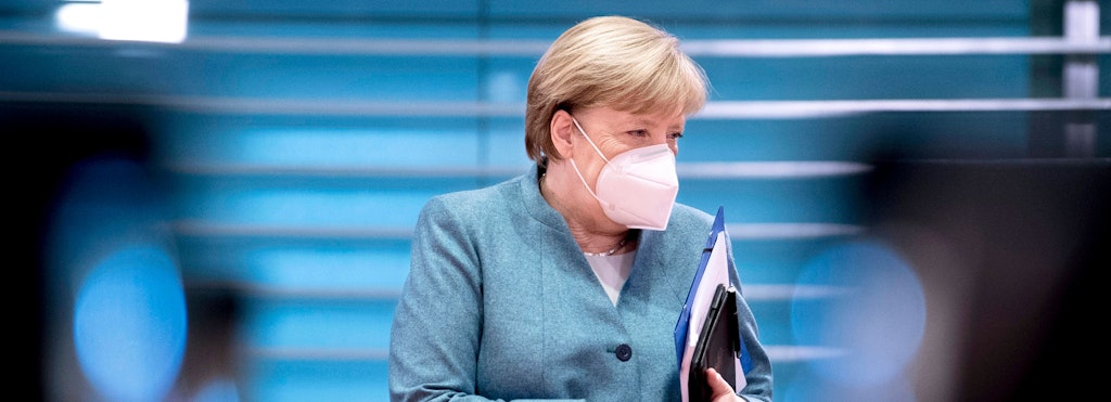 Bundeskanzlerin Angela Merkel trägt während einer Sitzung eine Maske.